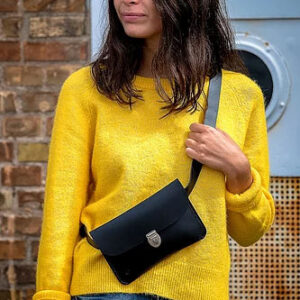 Crossover i sort kernelæder Lille crossover i sort med model i gul sweater2