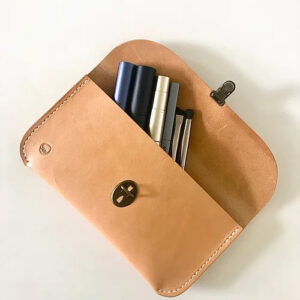 Multi etui Multietui i natur vegetabilsk garvet kernelæder med gl. messing kliklås