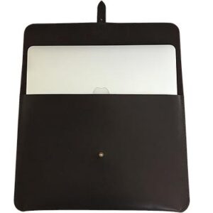 MacBook Sleeve 13″ i mørkebrunt kernelæder Macbook sleeve 13" mørkebrunt kernelæder åben
