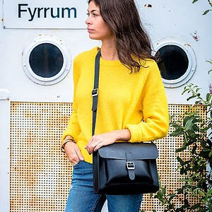 Messenger taske small sort fra Solon Handmade