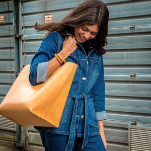 Shopper Deluxe i natur vegetabilsk garvet kernelæder Stor Shopper DELUXE natur med model i blå denim