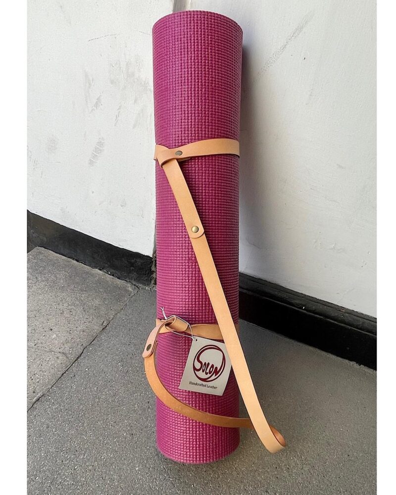 Yoga strop, stående op ad væg